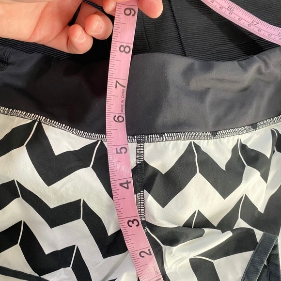 Lululemon Run: Speed Short Arrow Chevron Zig Zag White Black Size 4 # W7710S - Picture 6 of 9